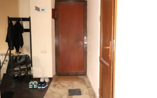 3 room apartment, Azatutyan Avenue, 89 sq.m., high ceilings, major renovation, stone building