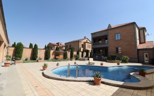 Three story house, Moldovakan Street in Nor Nork, 429 sq.m., 3+ bathrooms, major renovation