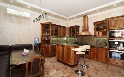 Three story house, Moldovakan Street in Nor Nork, 429 sq.m., 3+ bathrooms, major renovation