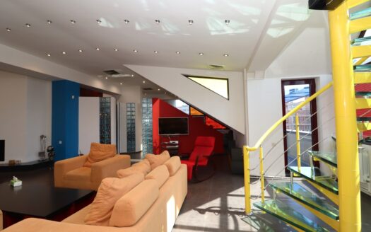 Spacious 2 room apartment in the center, 173 sq.m., high ceilings