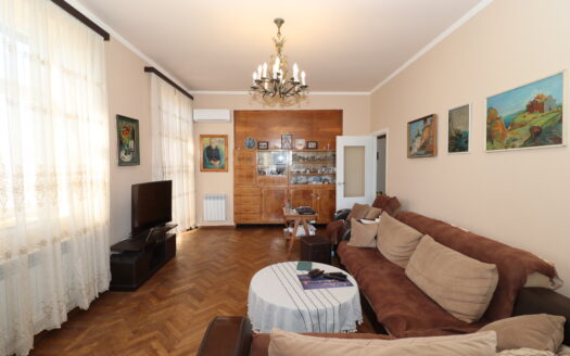 3 room apartment, Kievyan street, 113 sq.m., multiple balconies, cosmetic renovation, stone building