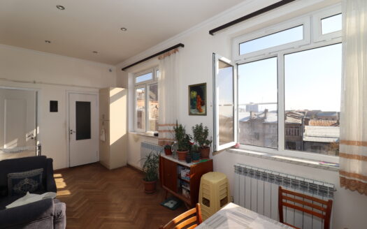 3 room apartment, Kievyan street, 113 sq.m., multiple balconies, cosmetic renovation, stone building