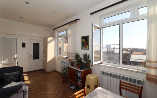 3 room apartment, Kievyan street, 113 sq.m., multiple balconies, cosmetic renovation, stone building