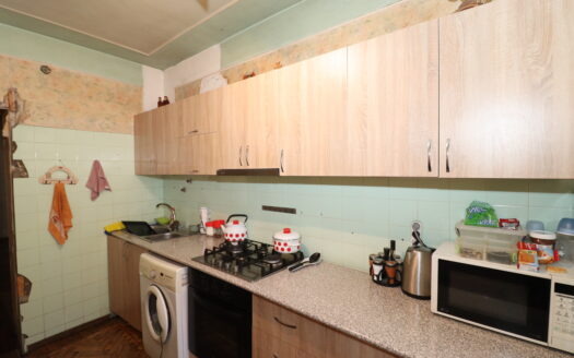 4 room apartment on Hovsep Arghutian street, 100 sq.m., multiple balconies, stone building