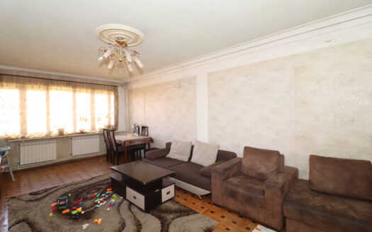 4 room apartment on Hovsep Arghutian street, 100 sq.m., multiple balconies, stone building