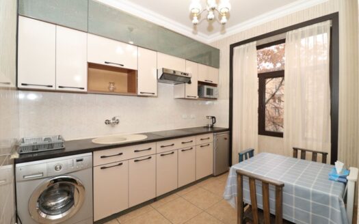 1 room apartment on Abovyan street, 40 sq.m., high ceilings, major renovation