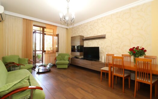 4 room apartment on Leningradyan street, 3/5 floor, high ceilings