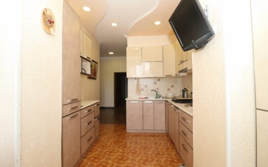 4 room apartment on Leningradyan street, 3/5 floor, high ceilings