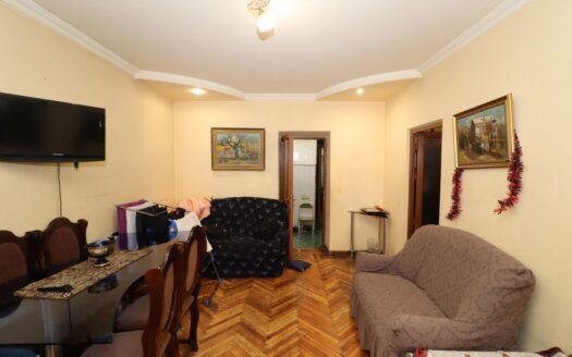 4 room apartment, Aram Khachatryan Street, partial renovation, stone building