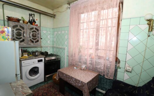 4 room apartment, Aram Khachatryan Street, partial renovation, stone building
