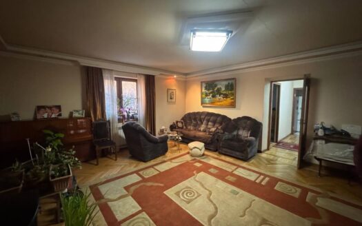 4 room apartment, Aram Khachatryan Street, 97 sq.m., cosmetic renovation, stone building