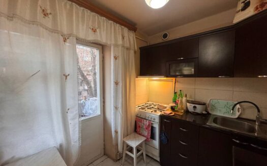 4 room apartment, Aram Khachatryan Street, 97 sq.m., cosmetic renovation, stone building