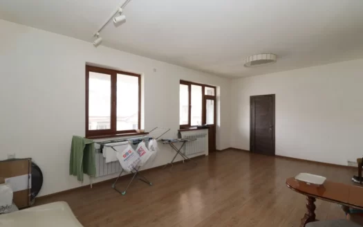 5 room apartment, Vratsakan Street, 118 sq.m., major renovation, stone building