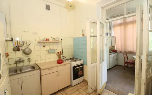 A 3 room apartment, Alikhanyan street, 87 sq.m., stone building