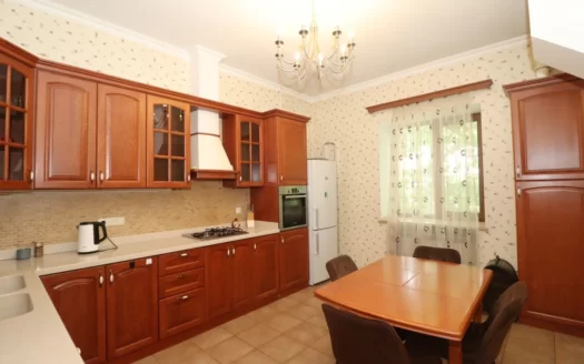 A 4-room apartment, stone building, Teryan street, 121 sq.m.