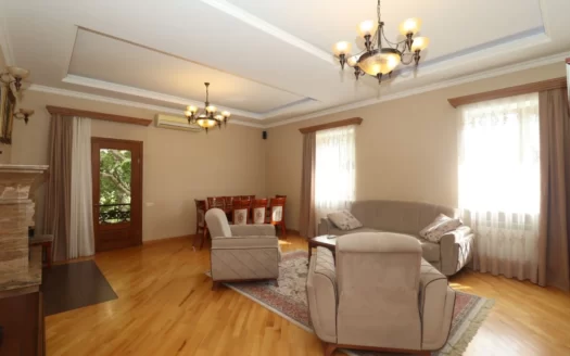 A 4-room apartment, stone building, Teryan street, 121 sq.m.