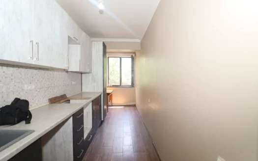 A 4 room apartment, Gusan Sheram street, 103 sq.m., stone building, 2/5 floor
