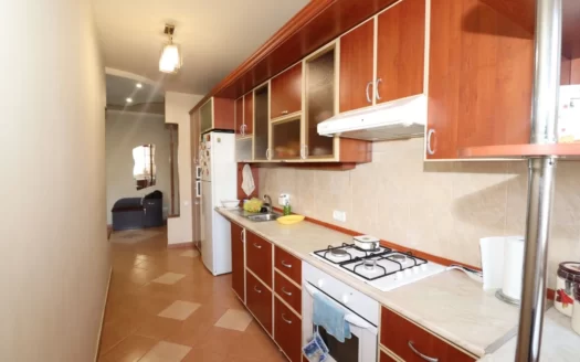 A 4 room apartment, Bashinjaghyan street, 96 sq.m., 4/5 floor, stone building