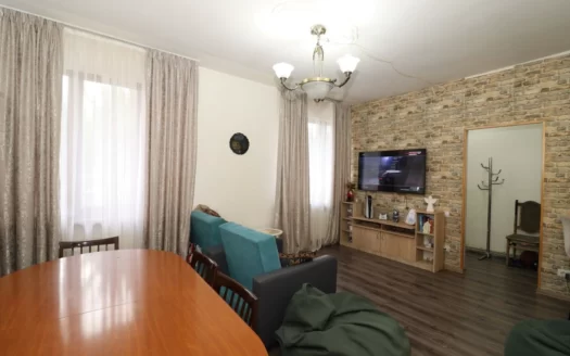 A 3 room apartment, Nansen street, 100 sq.m., stone building