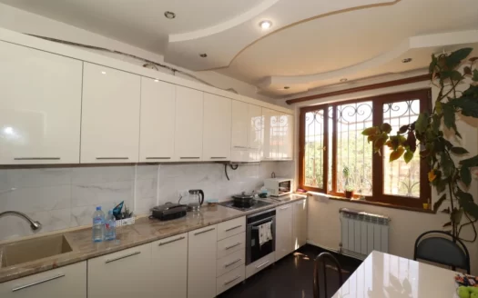 A 4 room spacious apartment, Shinararner street, 112 sq.m., stone building