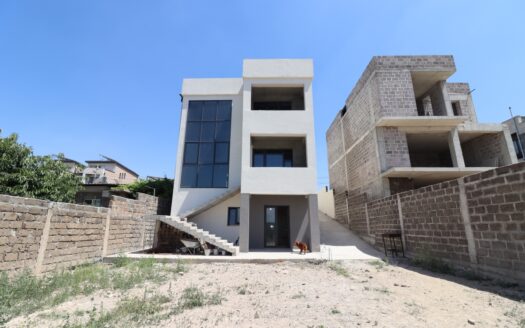 A three-story house, Duryan 6th Street, 500m2