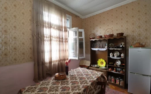 A 3 room apartment, Mashtots Avenue, 75 sq.m., 2/5 floor, stone building