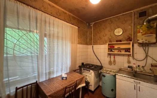 A 4 room apartment, Griboyedov street, 110 sq.m., stone building