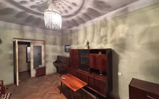 A 4 room apartment, Griboyedov street, 110 sq.m., stone building