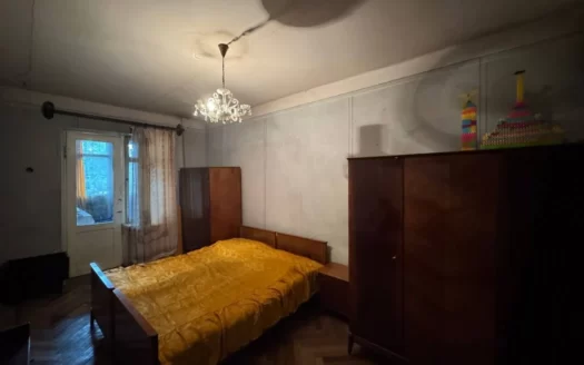 A 4 room apartment, Griboyedov street, 110 sq.m., stone building