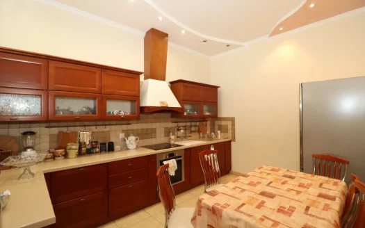 4 room apartment in a new building on Aram Street, 164 sq.m., 8/16 floor