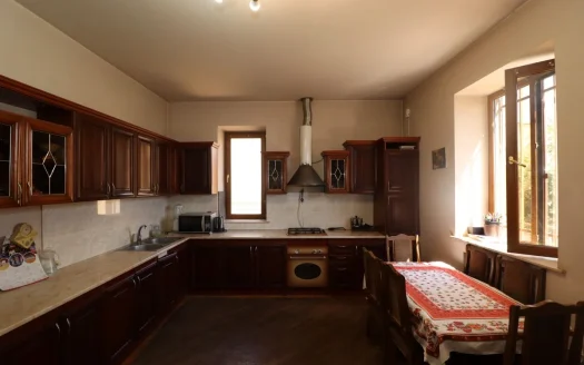 A spacious three story house, Babayan Street, 758 sq.m.