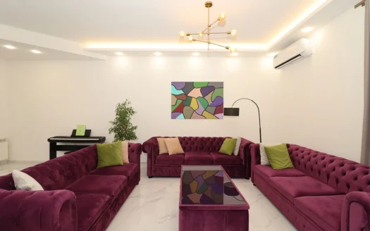 A three-story house is for sale, Davit Bek Street, 731 sq.m., major renovation