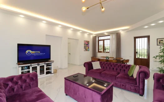 A three-story house is for sale, Davit Bek Street, 731 sq.m., major renovation