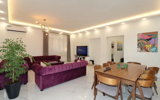 A three-story house is for sale, Davit Bek Street, 731 sq.m., major renovation