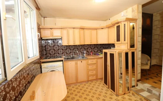 3 room apartment on Zakian Street 1st Lane, 58 sq.m., 3/5 floor, cosmetic renovation, stone building