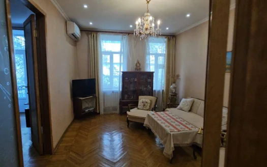 3 room apartment on Amiryan Street, 90 sq.m., 3/5 floor, high ceilings, multiple balconies