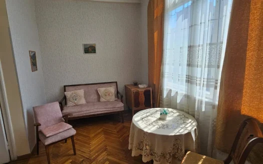 3 room apartment on Amiryan Street, 90 sq.m., 3/5 floor, high ceilings, multiple balconies
