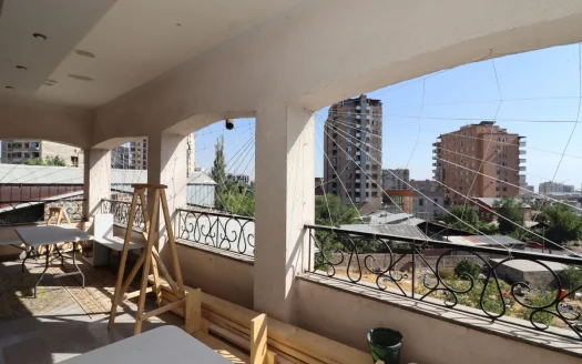 A four-story, spacious house is for sale on Nairi Zaryan Street, 800 sq.m., major renovation