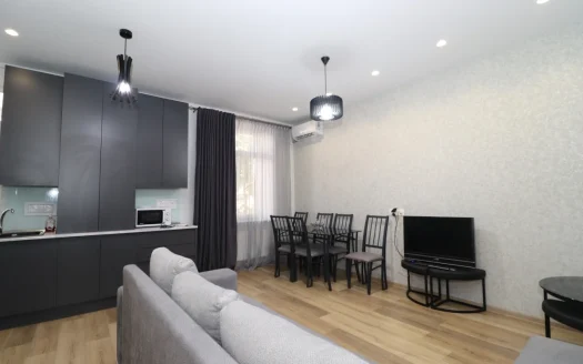 2 room apartment on Heratsi Street, 50 sq.m., 1/5 floor, high ceilings, major renovation