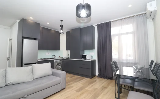 2 room apartment on Heratsi Street, 50 sq.m., 1/5 floor, high ceilings, major renovation