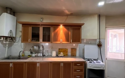 3 room apartment on Kievyan Street, 130 sq.m., 2/5 floor, high ceilings, cosmetic renovation