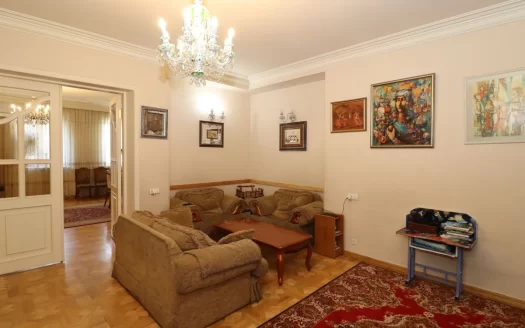 Three story stone house on Barbyus Street in Arabkir, 366 sq.m., cosmetic renovation