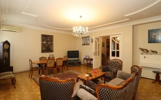 Three story stone house on Barbyus Street in Arabkir, 366 sq.m., cosmetic renovation