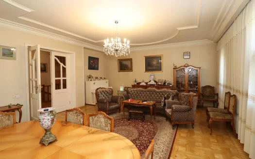 Three story stone house on Barbyus Street in Arabkir, 366 sq.m., cosmetic renovation