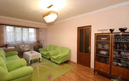 3 room apartment, Aram Khachatryan Street in Arabkir, 85 sq.m., 5/12 floor, multiple balconies