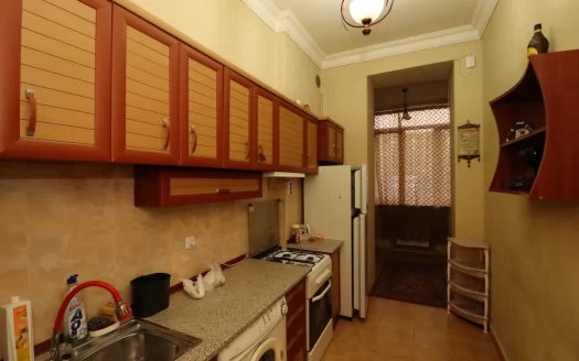3 room apartment on Amiryan Street, 86 sq.m., high ceilings, major renovation, stone building