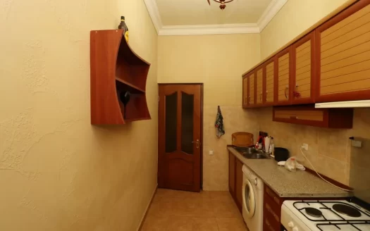 3 room apartment on Amiryan Street, 86 sq.m., high ceilings, major renovation, stone building