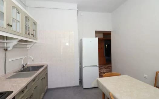 2 room apartment on Isahakyan Street, 70 sq.m., 2/5 floor, high ceilings, cosmetic renovation