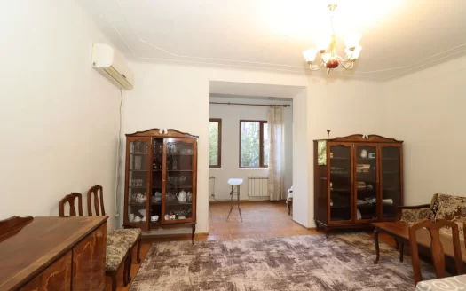 2 room apartment on Isahakyan Street, 70 sq.m., 2/5 floor, high ceilings, cosmetic renovation