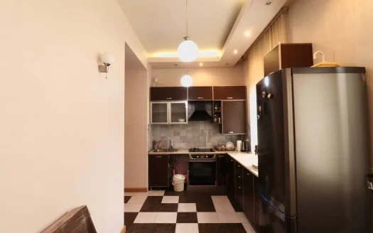 2 room apartment, Mesrop Mashtots avenue in centre, 57 sq.m., 3/5 floor, high ceilings